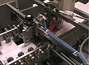 カートン捺印検査装置MCV-2102供給機構